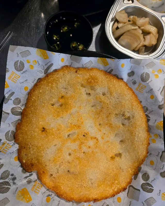 감자전과 간장 소스