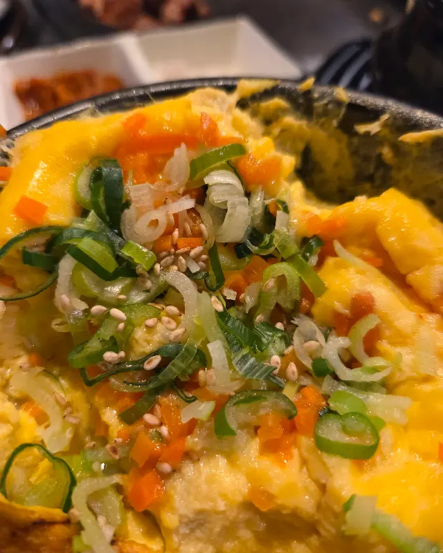 계란찜 위로 뿌려진 파와 깨