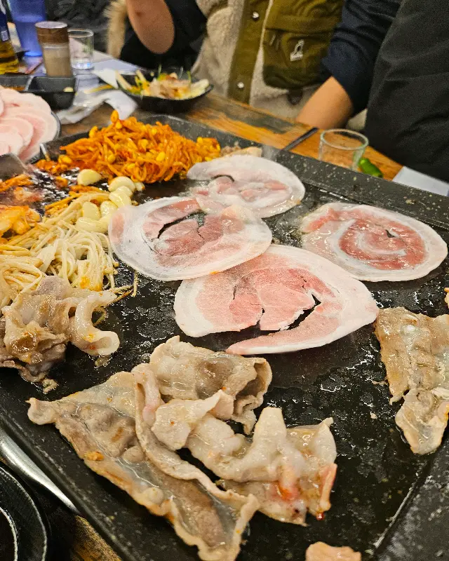 다양한 종류의 고기를 한 번에 즐길 수 있는 불판