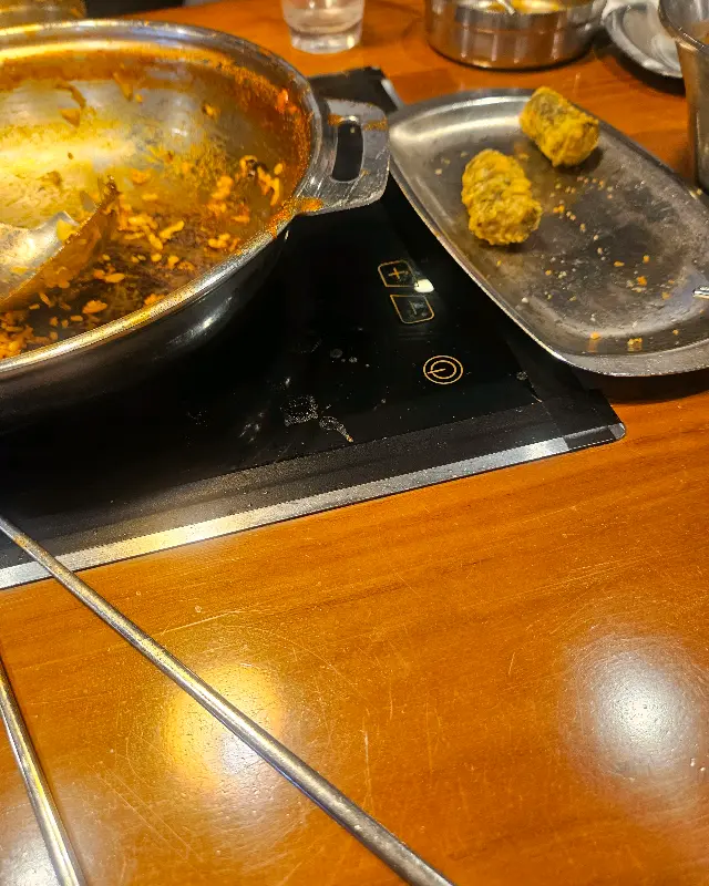 두끼 떡볶이에서 깨끗하게 비워진 냄비