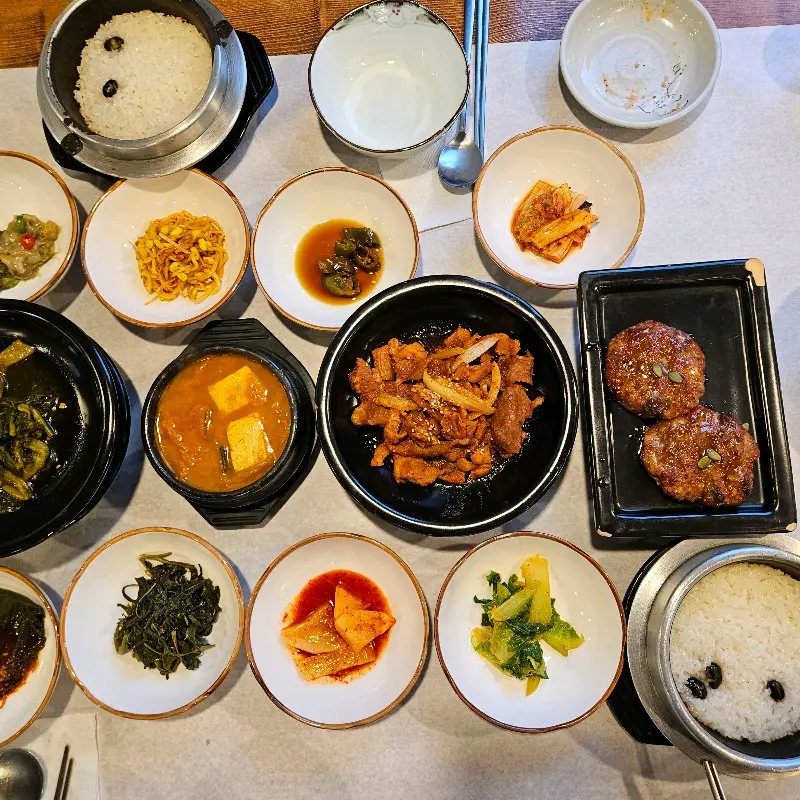 돌솥밥과 다양한 반찬들이 놓인 테이블 전경