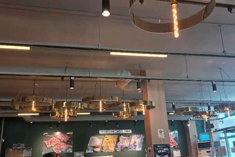 넓고 쾌적한 매장 내부