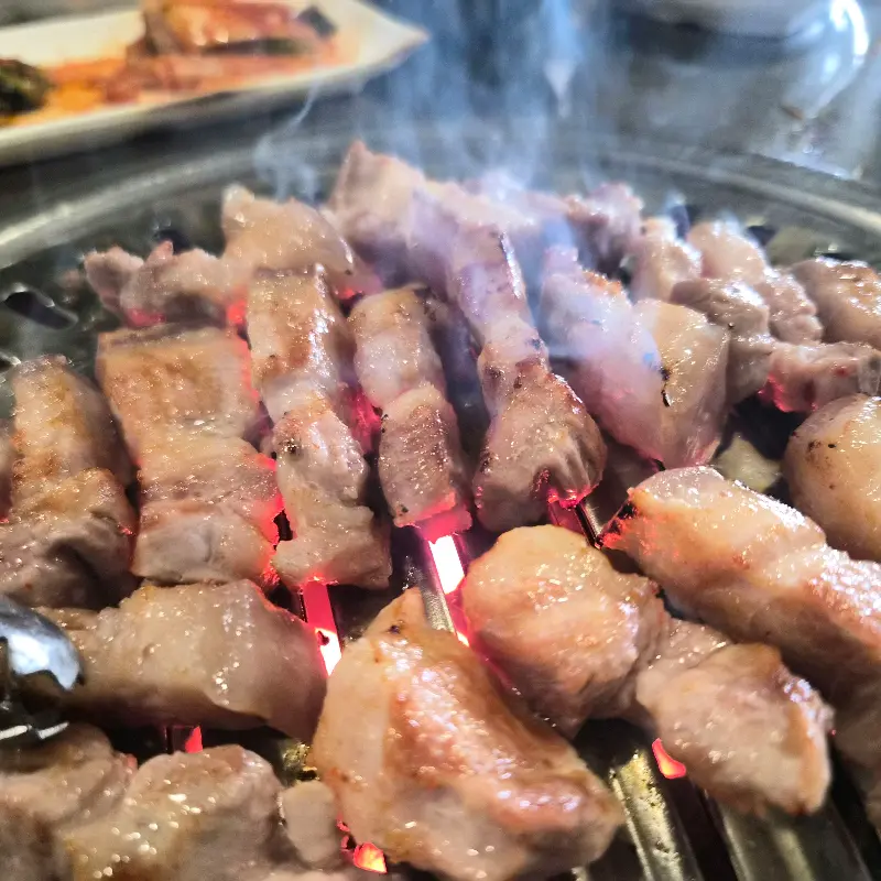 연탄불에 구워지는 뒷고기