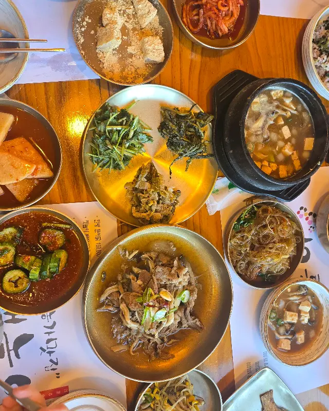 다채로운 반찬과 된장찌개