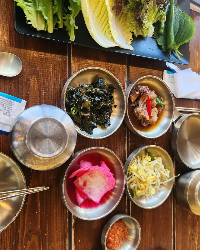 다양한 쌈 채소와 밑반찬