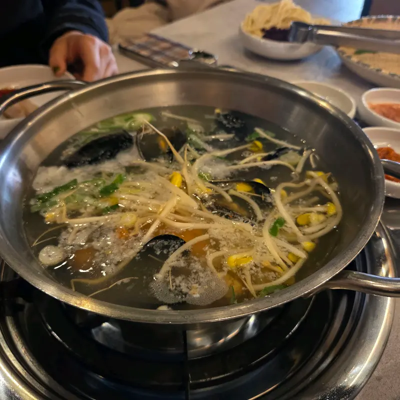 해물이 듬뿍 들어간 칼국수