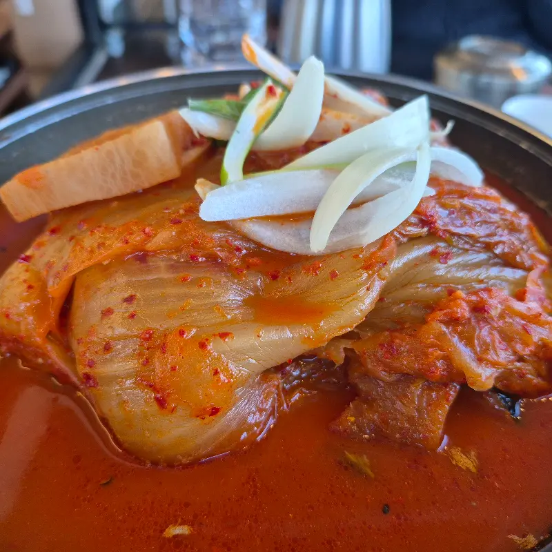 고등어와 환상적인 조화를 이루는 김치찜