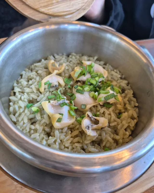 전복솥밥의 정갈한 모습