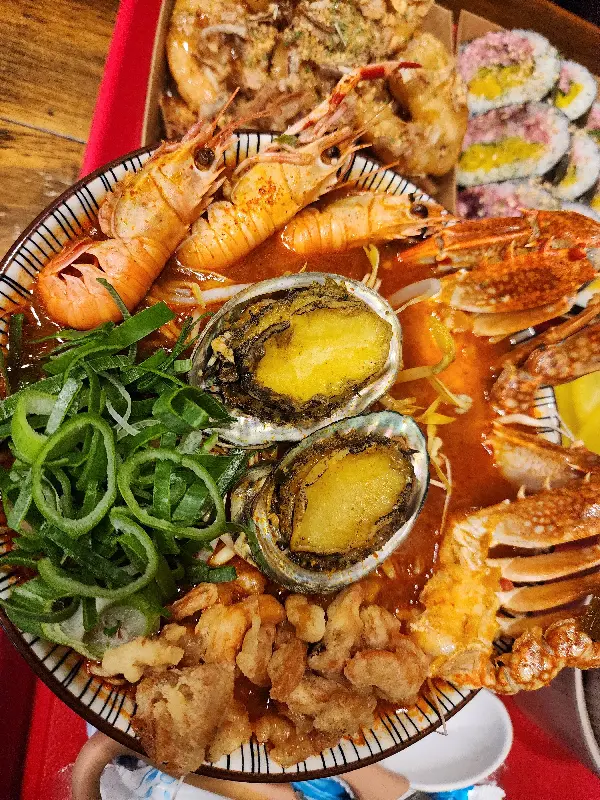 해물라면과 김밥, 갈릭새우가 담긴 쟁반