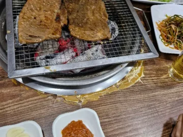 혼밥러의 발견! 홍천 조박사 화로구이에서 맛본 인생 더덕구이와 갈비의 향연, 비발디파크 맛집 등극!