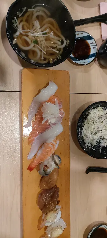 초밥과 우동의 조화