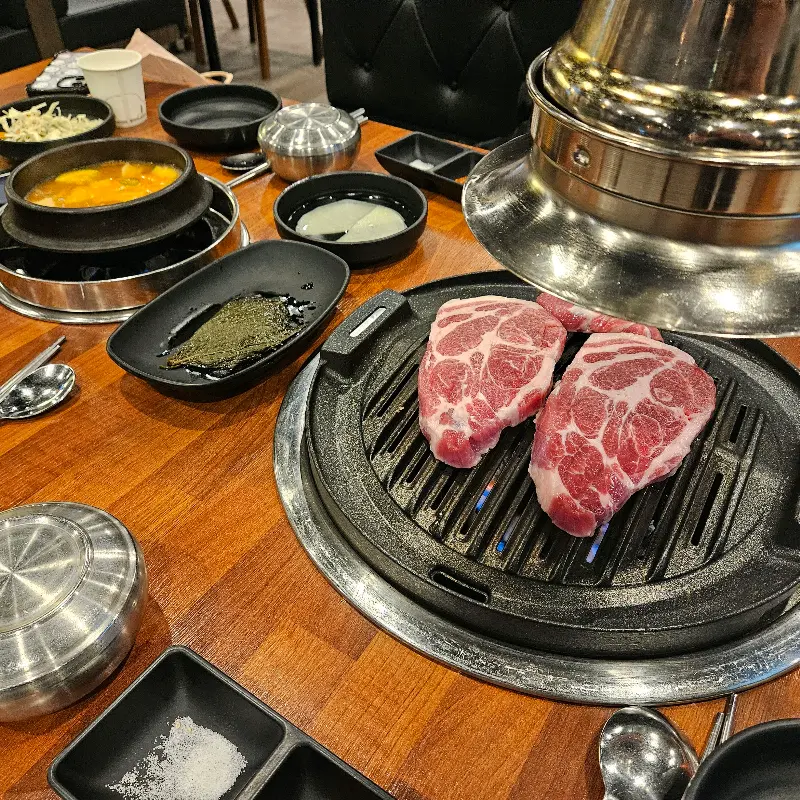 불판 위에서 익어가는 돼지고기