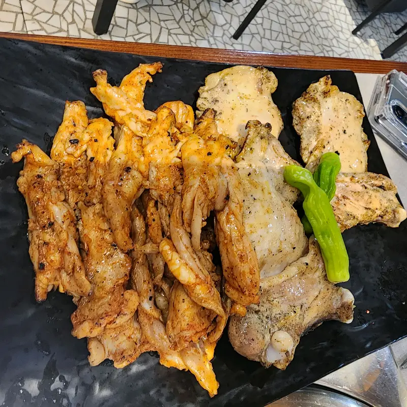 초벌된 닭갈비와 닭목살