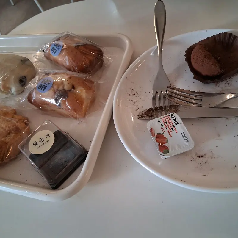 테이블 위에 놓인 빵과 포크