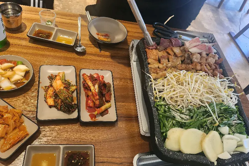 푸짐한 밑반찬과 구이