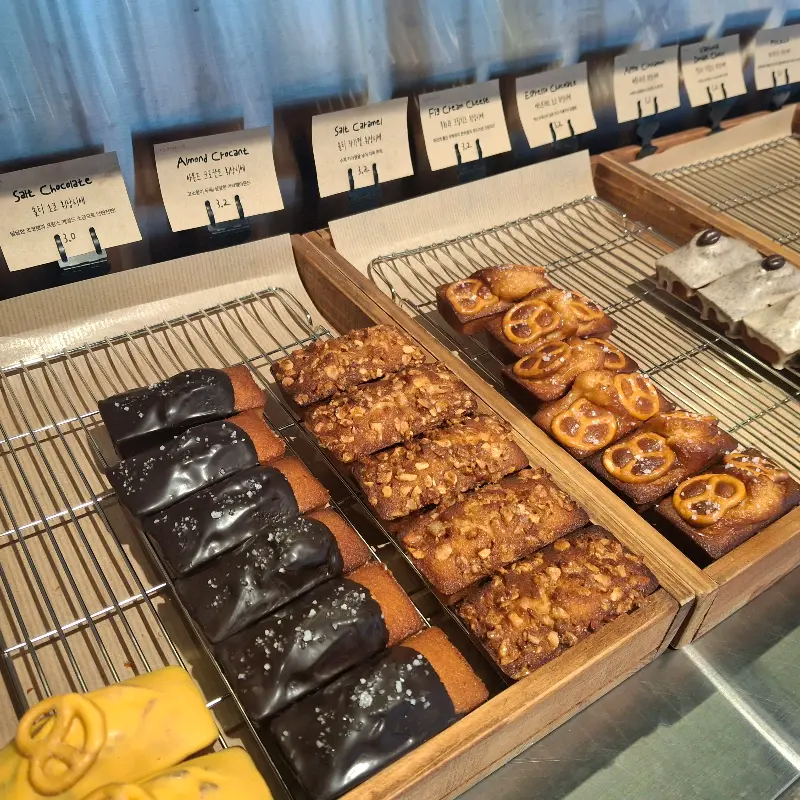 다양한 종류의 휘낭시에가 진열된 쇼케이스