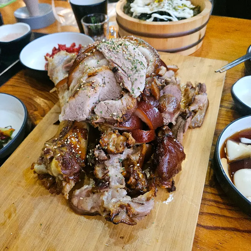 푸짐한 족발 한 상