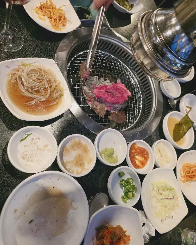 숯불 위에서 지글지글 익어가는 한우