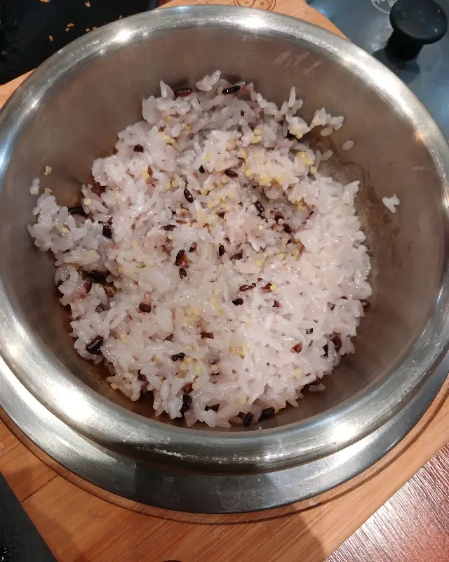 갓 지은 윤기 좔좔 솥밥