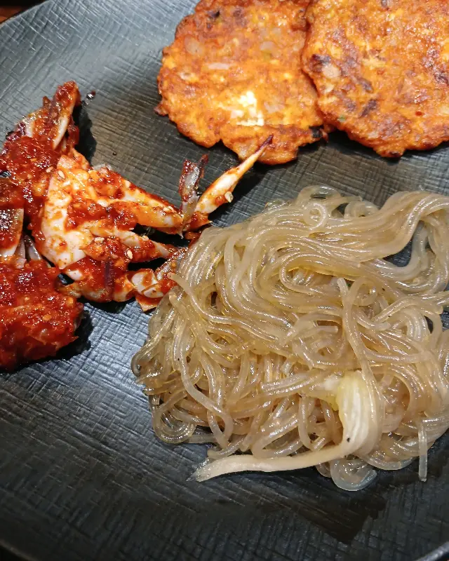 다채로운 뷔페 음식들