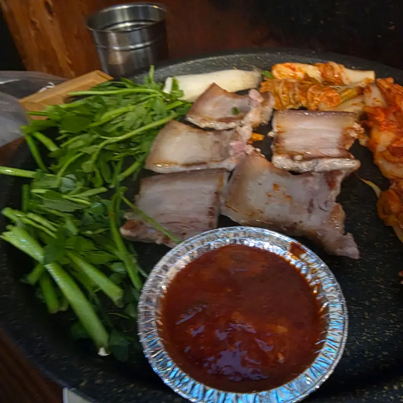 불판에 구워지고 있는 삼겹살