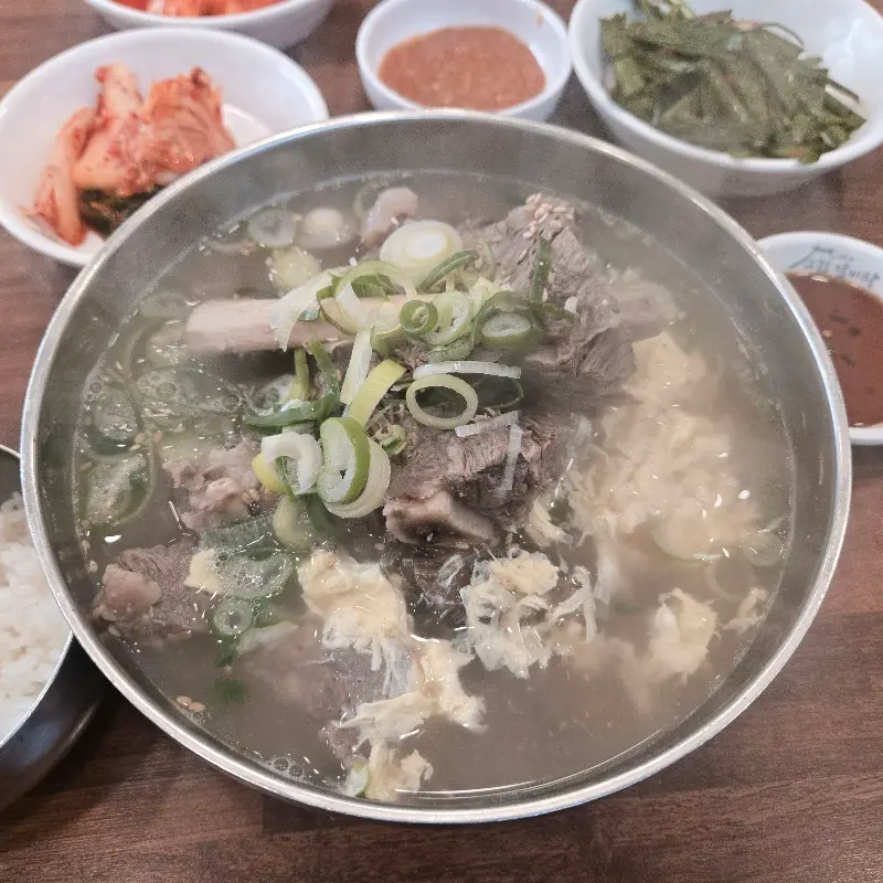 갈비탕과 함께 제공되는 반찬들