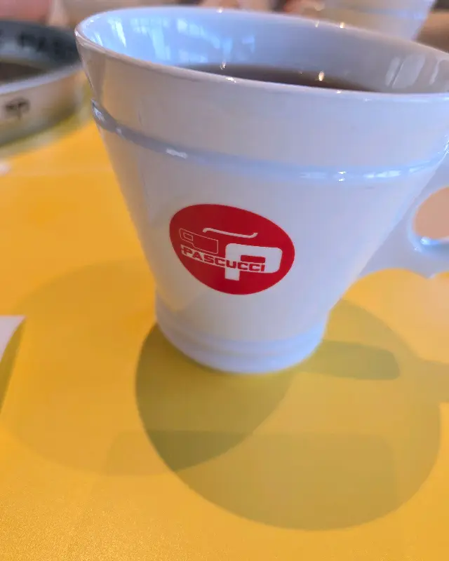 파스쿠찌 로고가 새겨진 커피잔
