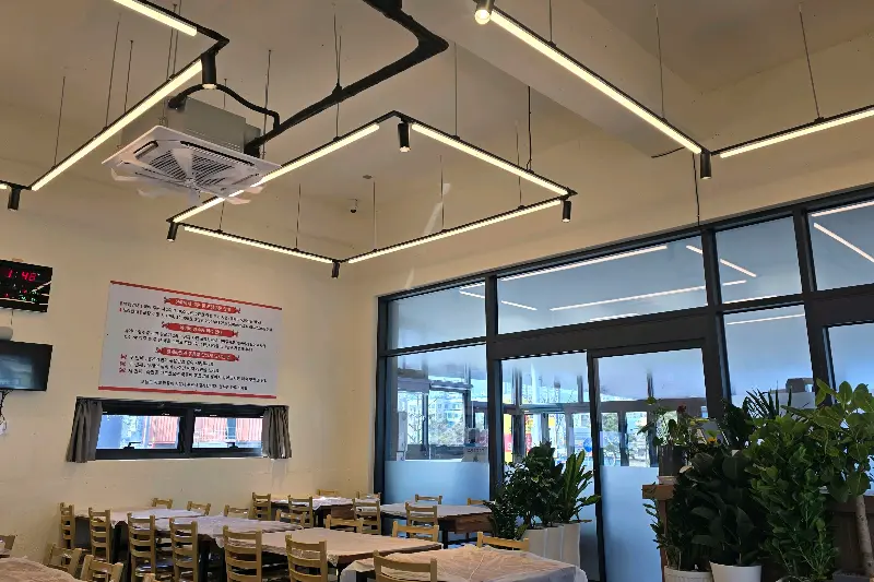 깔끔한 매장 내부