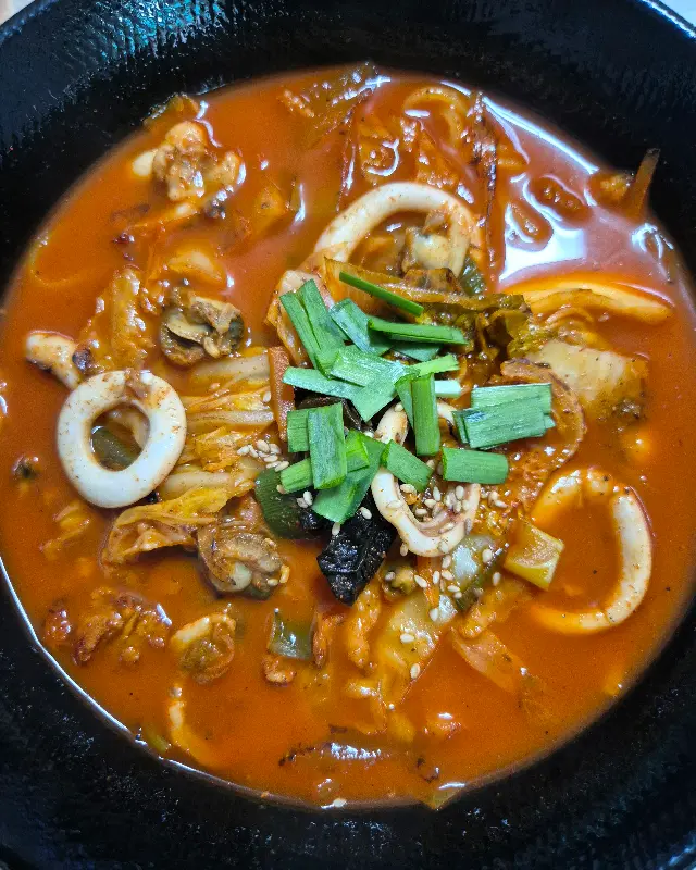 고기짬뽕의 클로즈업 사진. 오징어와 목이버섯이 보인다.