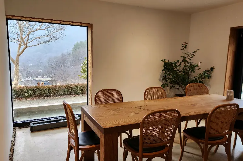 두베카페 내부 좌석과 창밖 뷰