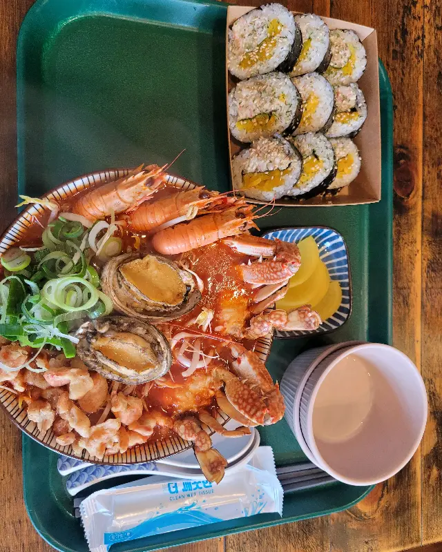 딱새우라면과 김밥이 놓인 테이블