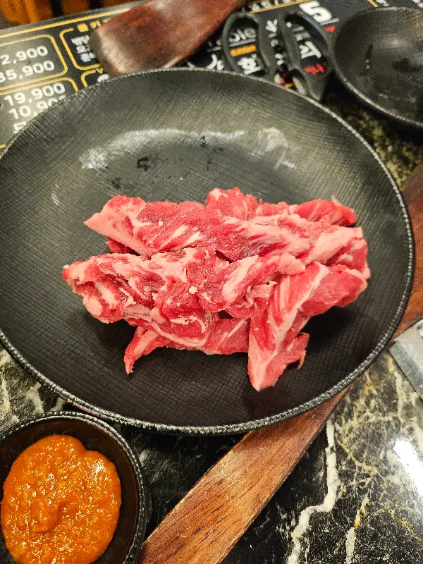 접시에 담긴 고기