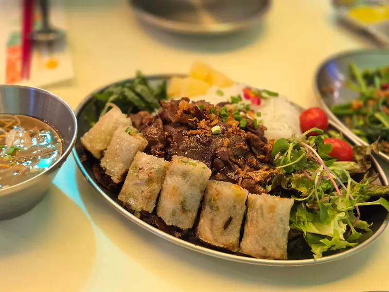 싱싱한 채소와 튀김이 함께 나오는 하마쌈