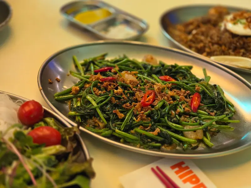 붉은 고추가 올려진 공심채 볶음