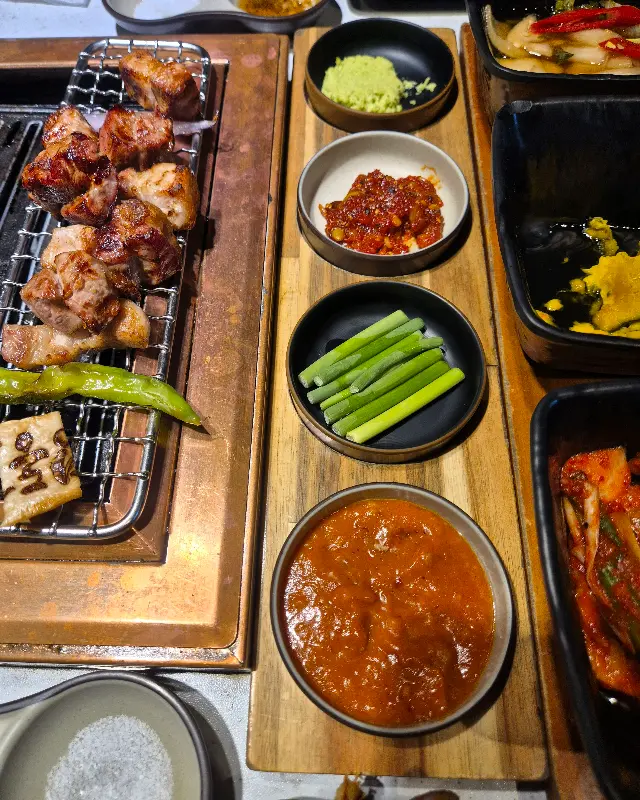 영동그집에서 맛본 돼지 특수부위와 곁들임 반찬