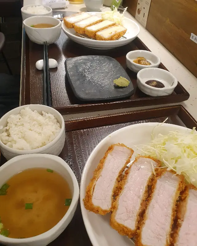 정갈하게 차려진 도톰카츠의 모둠카츠 한 상