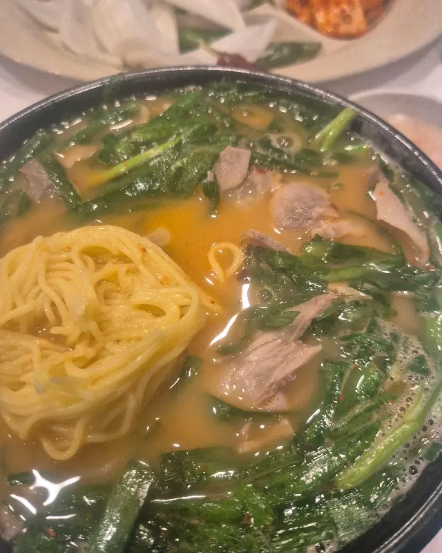 치자 소면을 넣은 국밥