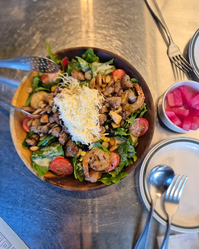 신선한 재료가 듬뿍 들어간 샐러드