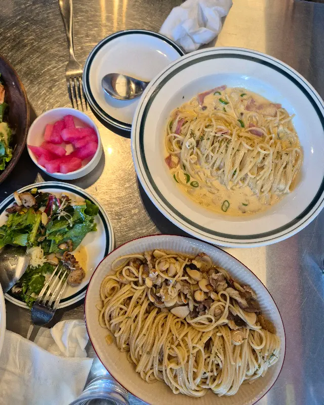 다양한 메뉴를 한 상 가득 즐길 수 있는 행복