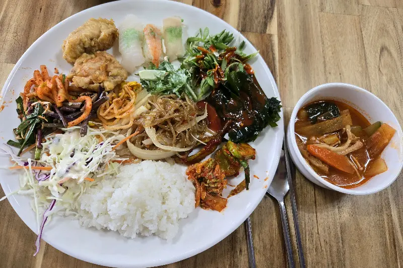 다양한 음식을 담은 접시