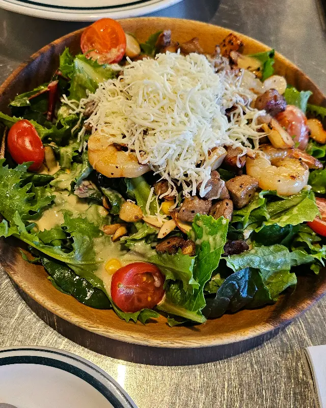 싱그러운 야채와 푸짐한 토핑이 인상적인 덕수 샐러드