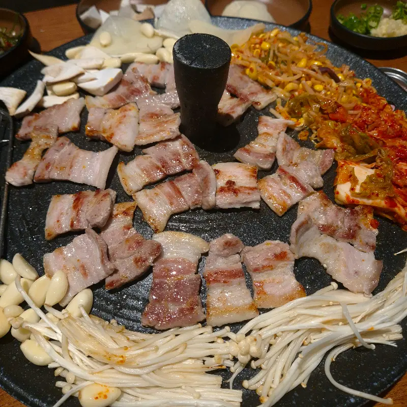 솥뚜껑에 구워진 삼겹살