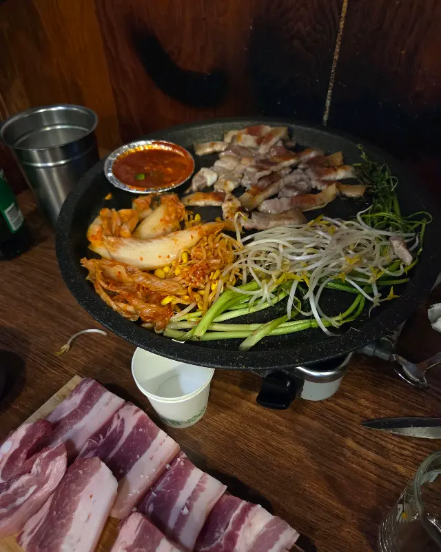 잘 익은 삼겹살 한 상