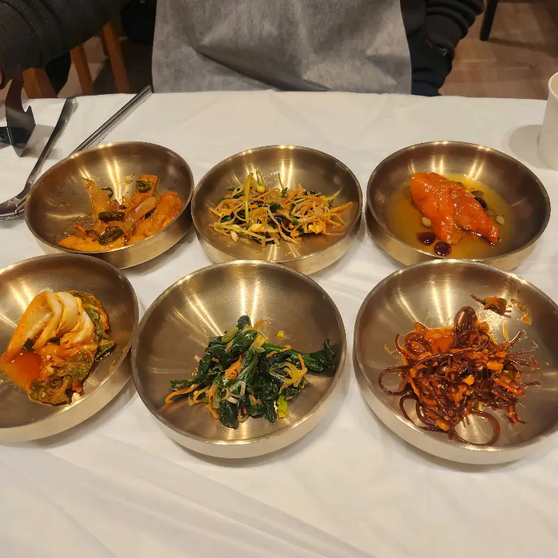 정갈하게 담겨 나온 반찬들