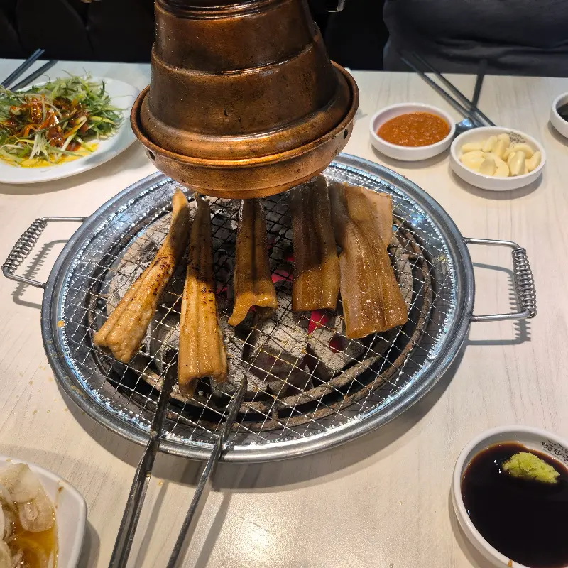 숯불 위에서 익어가는 장어