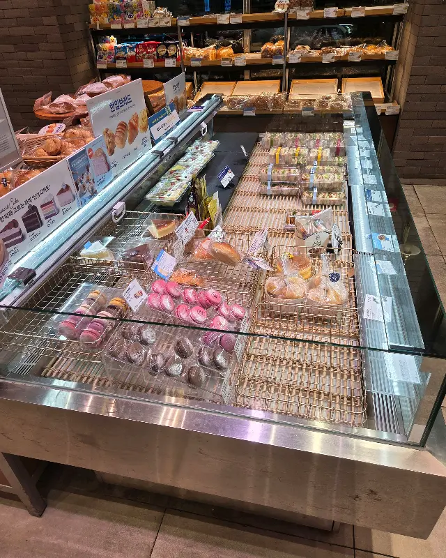 다양한 빵과 케이크가 진열된 쇼케이스