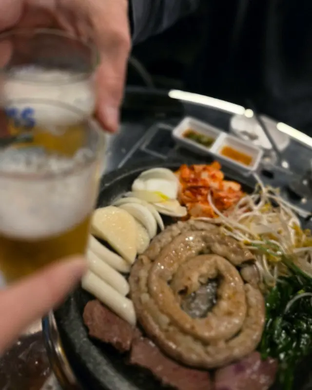 곱창과 함께 맥주를 즐기는 모습