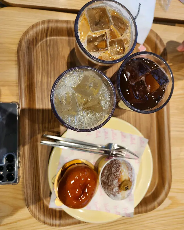 두바이 도넛과 음료