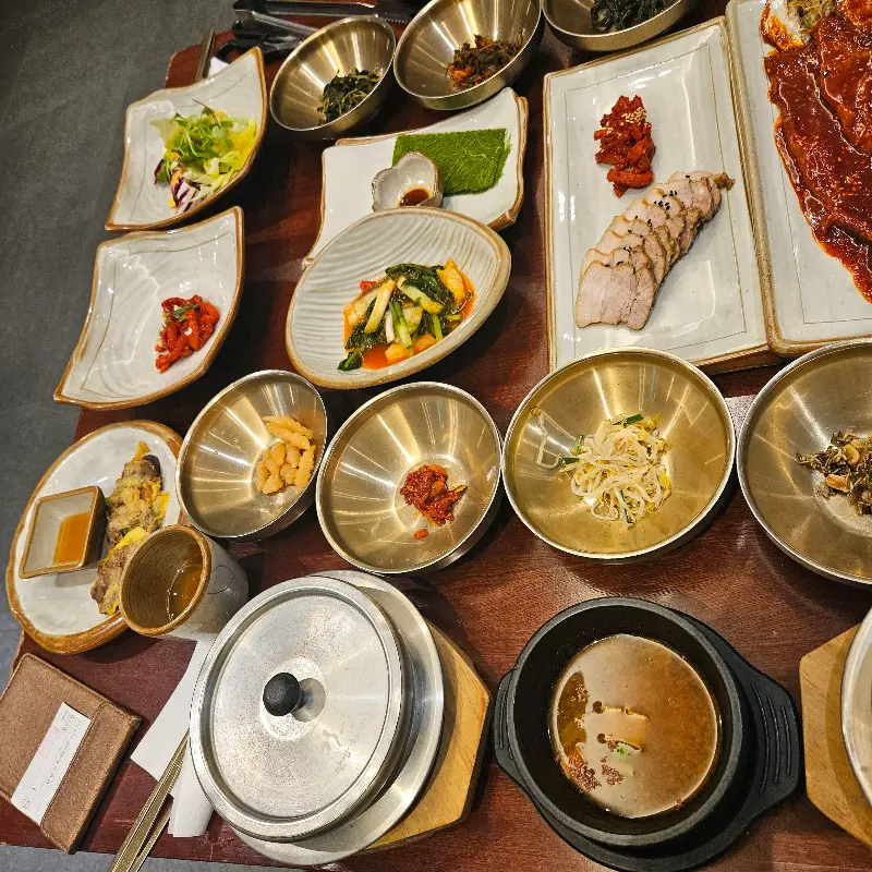 상다리 부러지게 차려진 한상차림