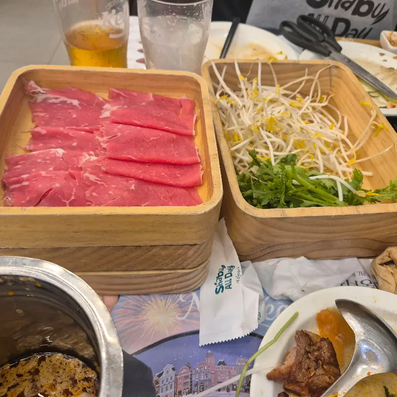 나무 상자에 담겨져 있는 샤브샤브 재료들